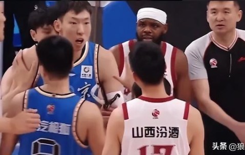 北京主场不敌山西近4战3败引热议！周琦伤退转折点 翟晓川燃尽一战